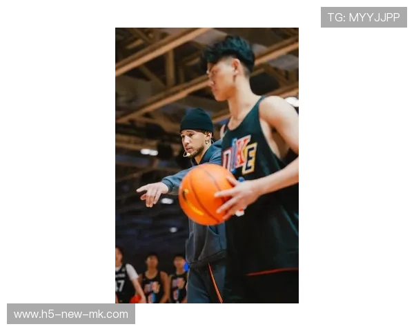 布克场上掌控力暴增:逐步成就篮球场上的王者 布克场上掌控力暴增:逐步成就篮球场上的王者